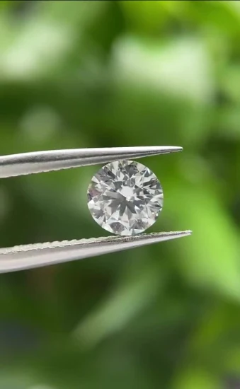천연 라운드 컷 다이아몬드가 세팅된 크고 클래식한 약혼반지